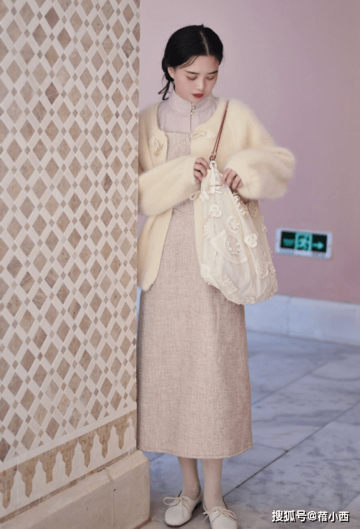 魅力 穿衣有品味的女人，都会选择毛茸茸的外套，这么打扮太高级了！