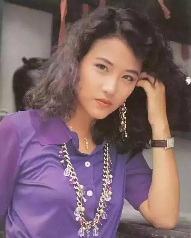 网友 53岁的周海媚扮起“嫩”绝对是数一数二,网友:混娱乐圈不容易啊