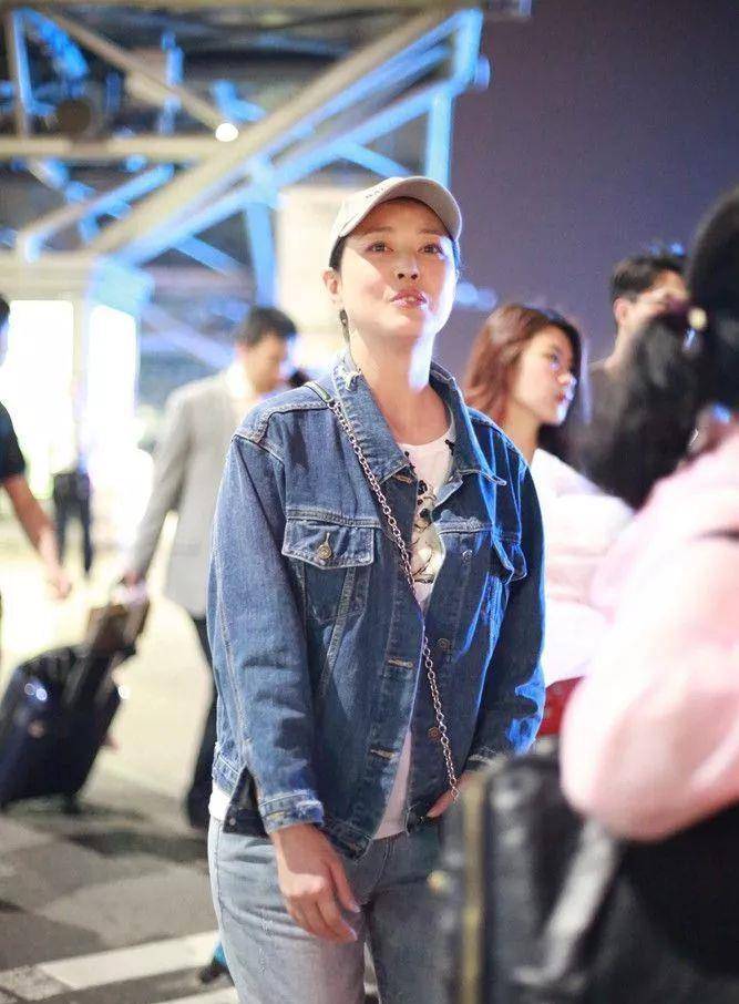 网友 53岁的周海媚扮起“嫩”绝对是数一数二,网友:混娱乐圈不容易啊