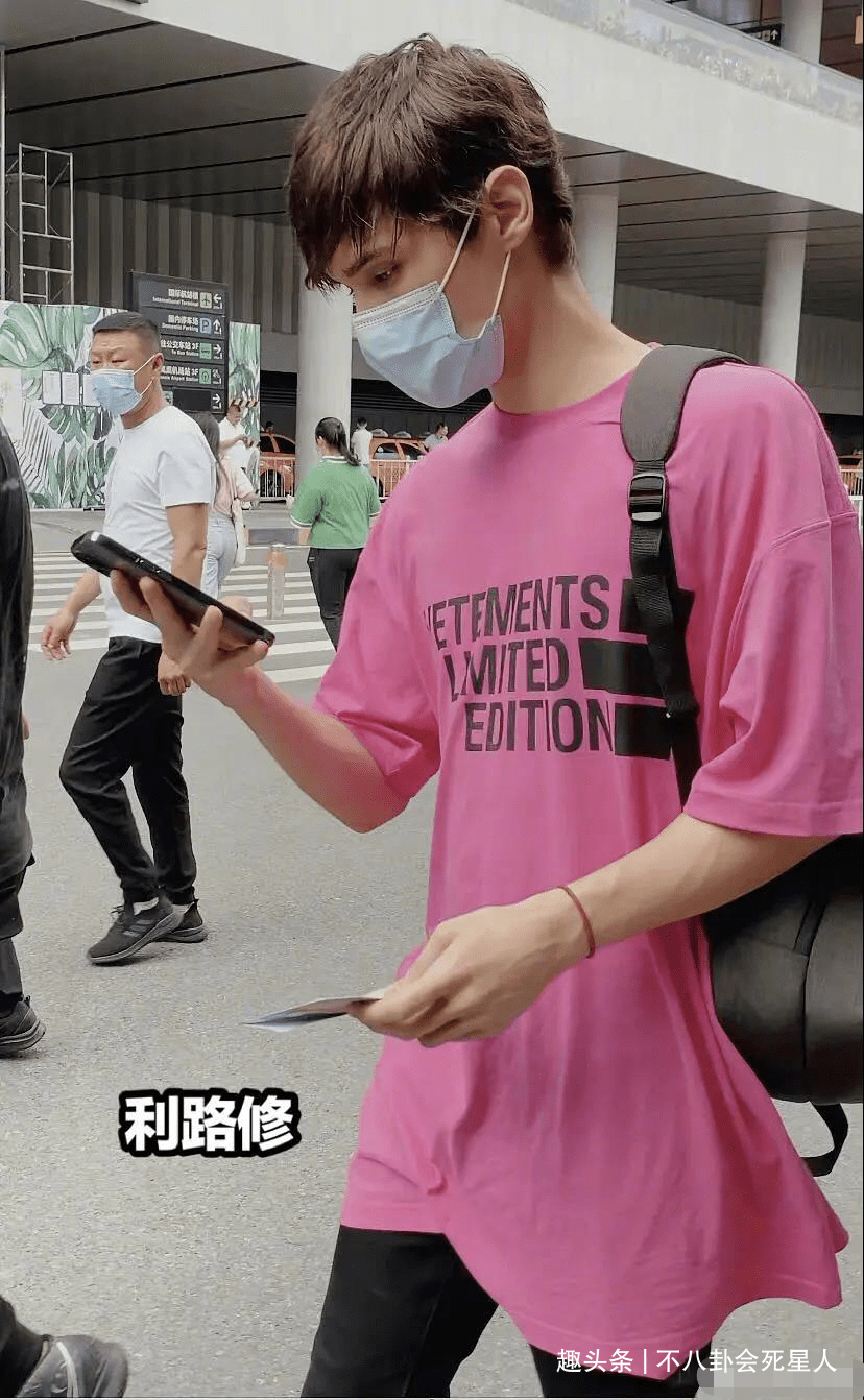 张彬彬 男明星机场私服:周震南被槽像大妈,井柏然似贵妇,他们很清爽