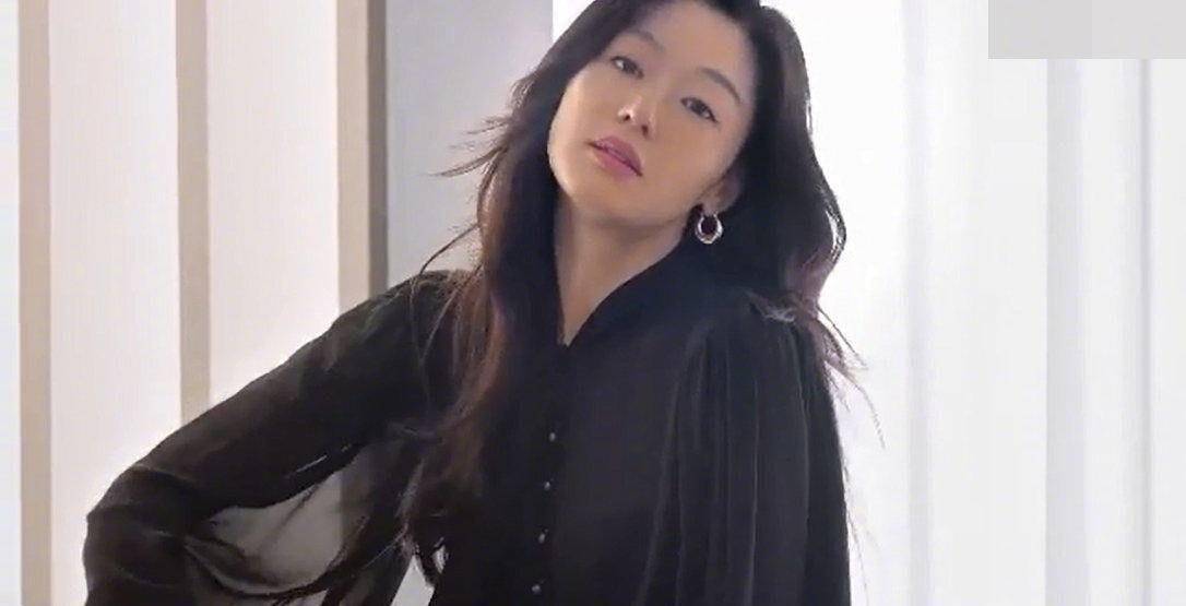 身形 39岁全智贤终于美回来了,波浪长发配纱裙简约低调,气质好优雅