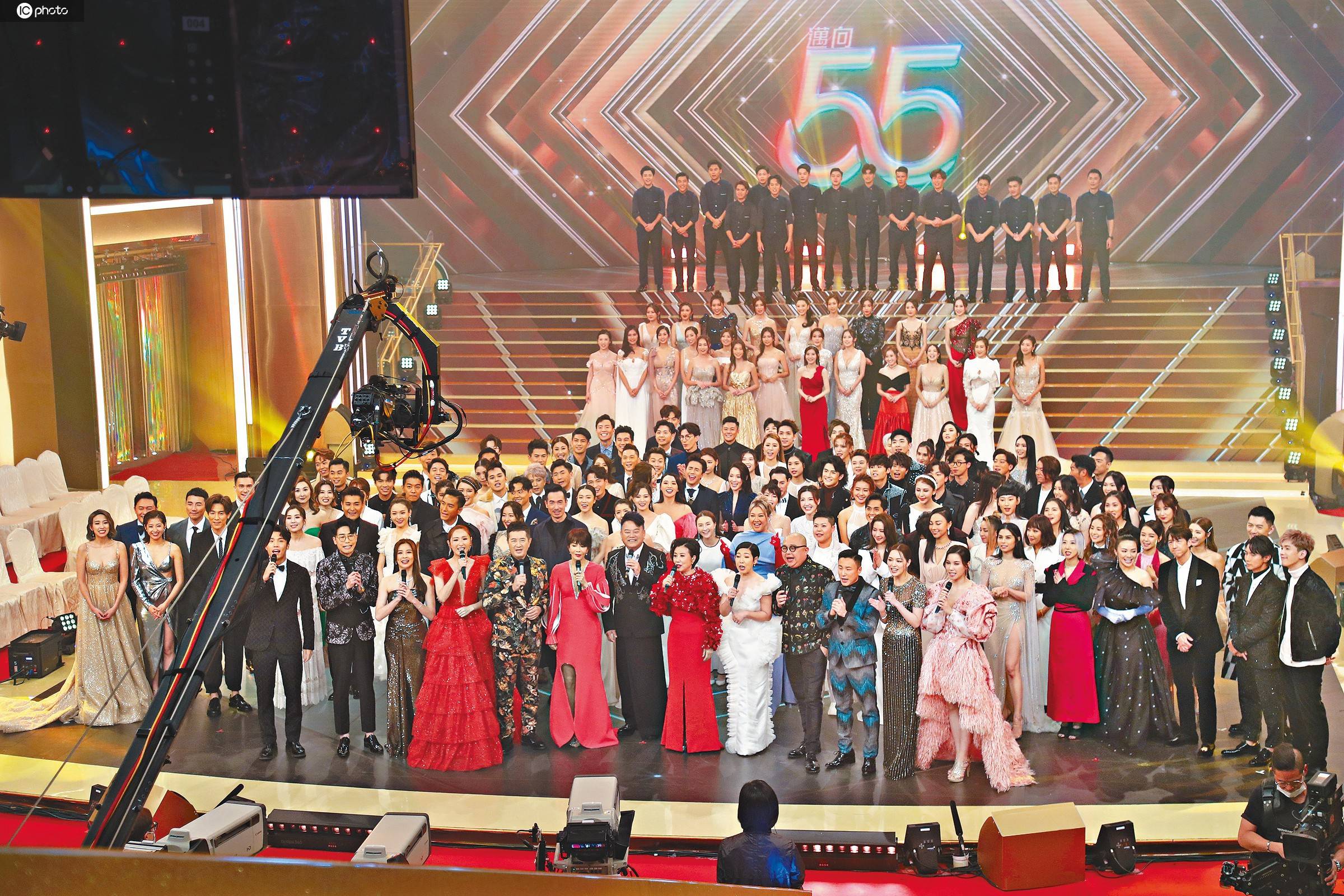 王浩信蔡思贝稳居c位,tvb台庆星光暗淡,李克勤草蜢也撑不住场面