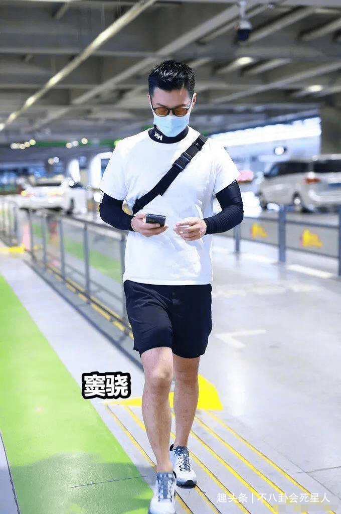 张彬彬 男明星机场私服：周震南被槽像大妈，井柏然似贵妇，他们很清爽