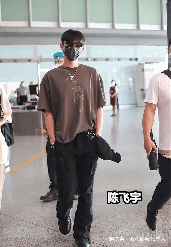 张彬彬 男明星机场私服：周震南被槽像大妈，井柏然似贵妇，他们很清爽