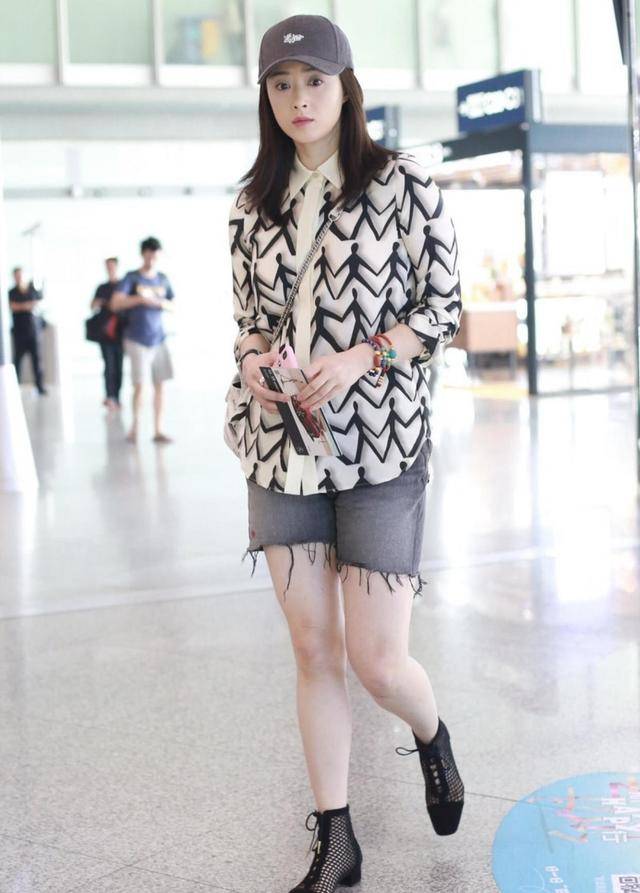 西装 蒋欣终于穿对一次!印花衬衫搭配牛仔短裤清爽简约,一点也不显壮
