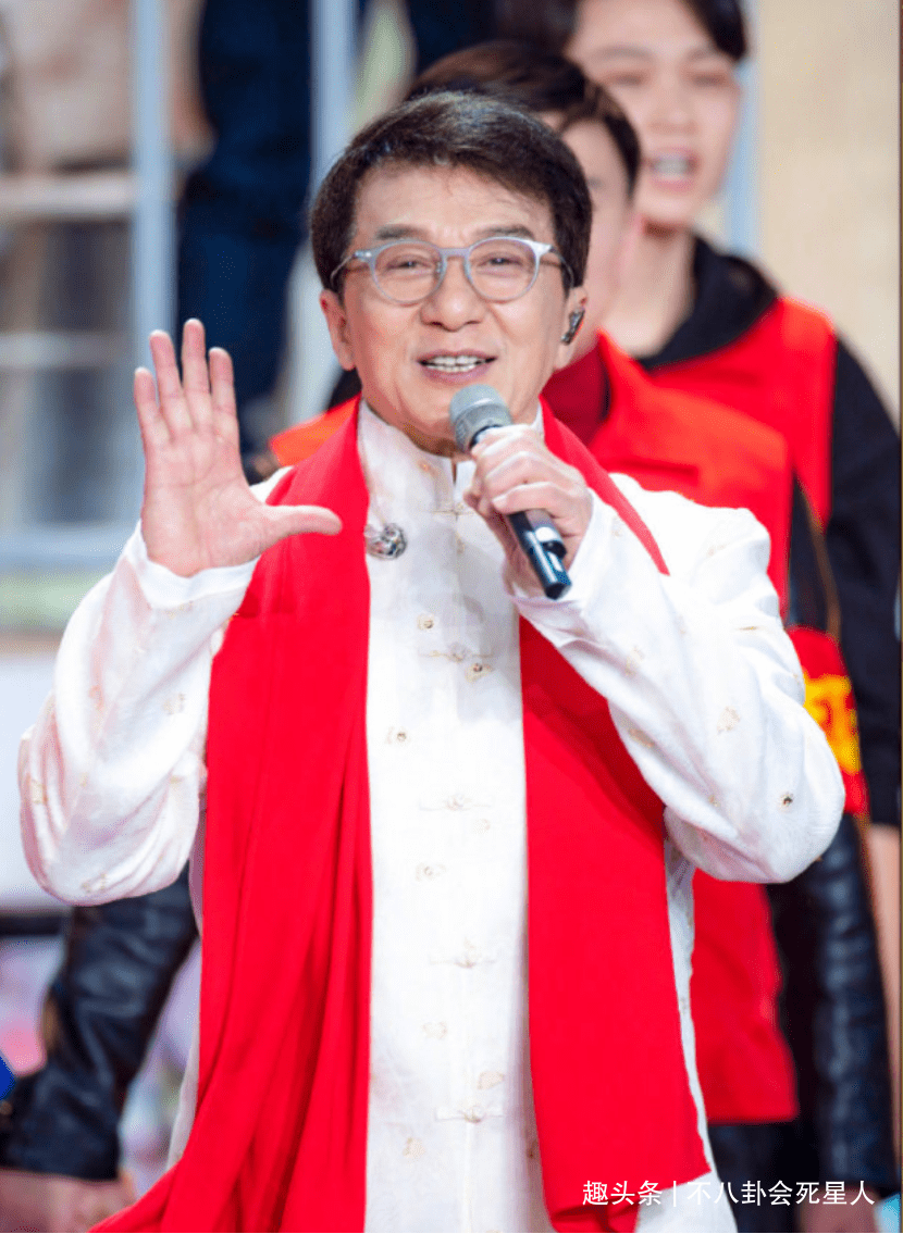 张梓琳 春晚舞台比美:热巴似小公主,倪妮肤色很抢眼,张梓琳母仪天下