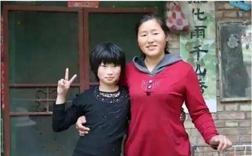 朱之文 朱之文女儿认真打扮并不丑，千格鸟上衣配小黑裤，同框弟媳显高挑