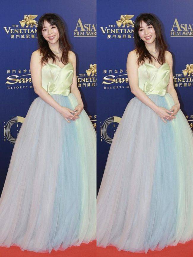 花花 张静初的礼服挺别致，一身花花图案遮住了身材，却不低调