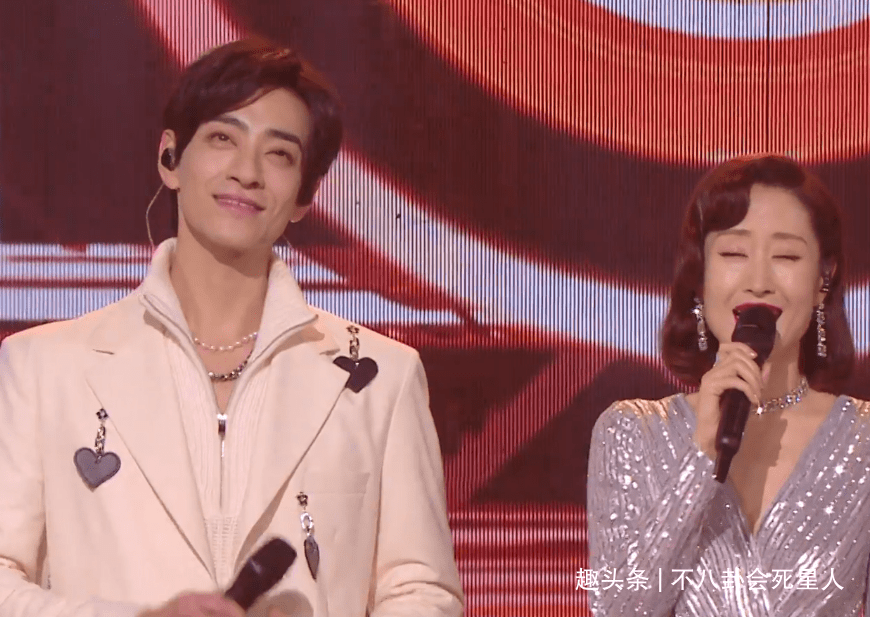 连那英|芒果小年夜造型：沈梦辰露背，宋茜吊带月光裙，李菲儿像披花床单