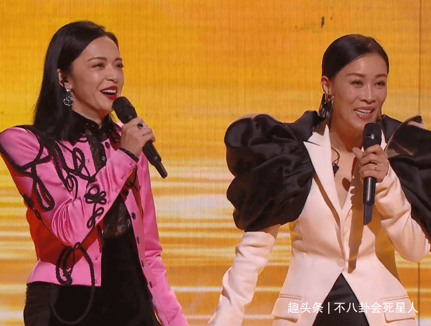 连那英|芒果小年夜造型：沈梦辰露背，宋茜吊带月光裙，李菲儿像披花床单