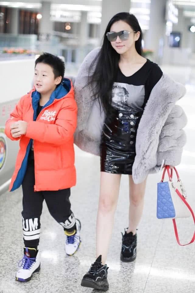 冉莹颖 冉莹颖机场穿衣也“抓马”！红皮草配紧身打底，看似浮夸却很时髦