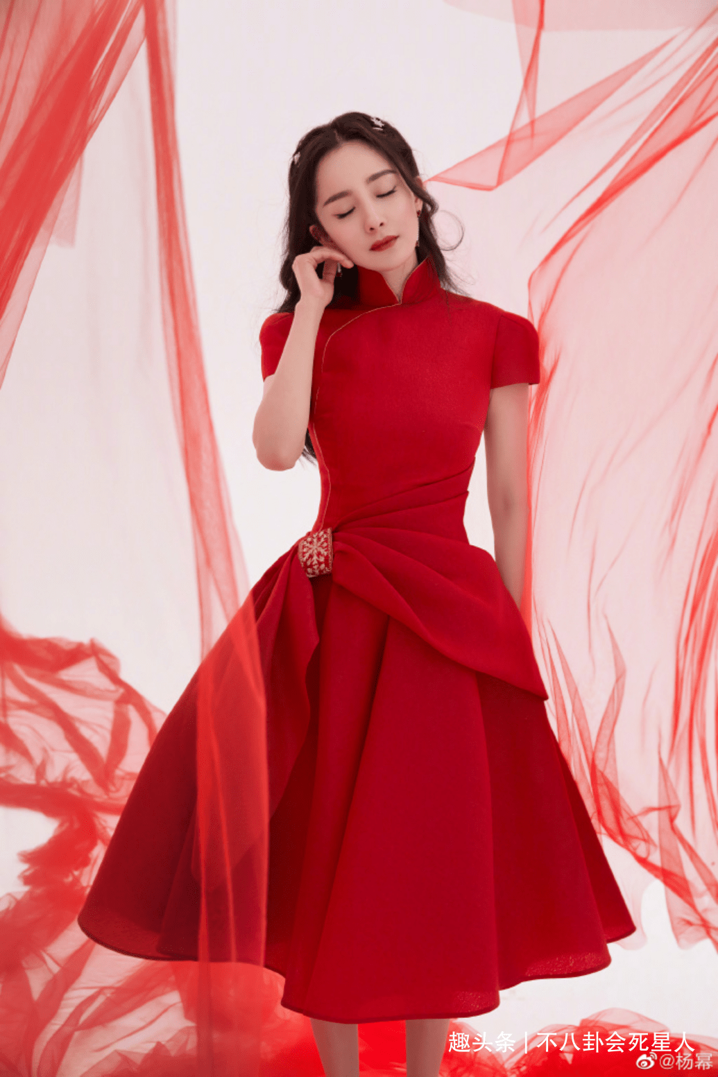 张梓琳 春晚舞台比美：热巴似小公主，倪妮肤色很抢眼，张梓琳母仪天下
