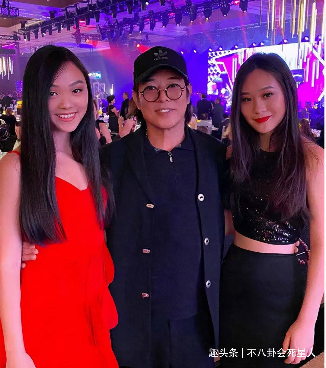 脸盘李连杰两个女儿化浓妆很成熟，大脸盘子不像利智，李连杰基因强大
