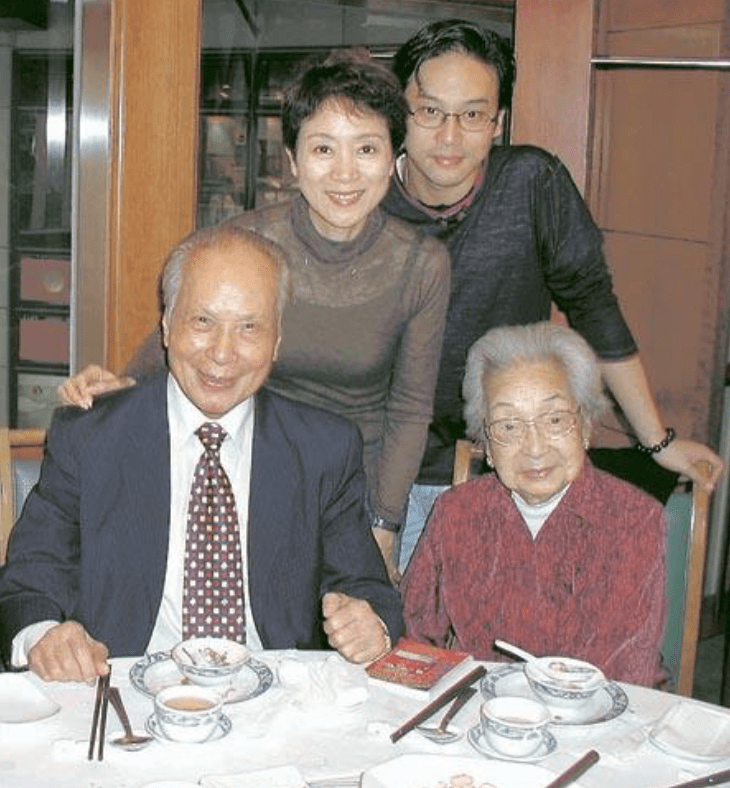 风光了半辈子,却因赌博输掉3亿资产,被子女抛弃晚景凄凉_曹达华