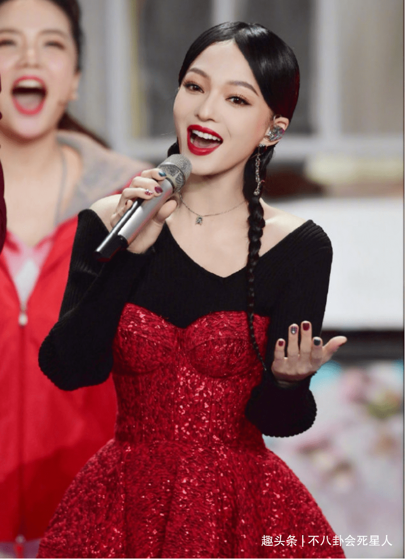 张梓琳 春晚舞台比美:热巴似小公主,倪妮肤色很抢眼,张梓琳母仪天下