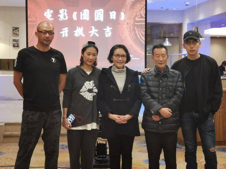 好友宋晓英跟好友聚会合影，一副典型的老人打扮，但整个人气质优雅！