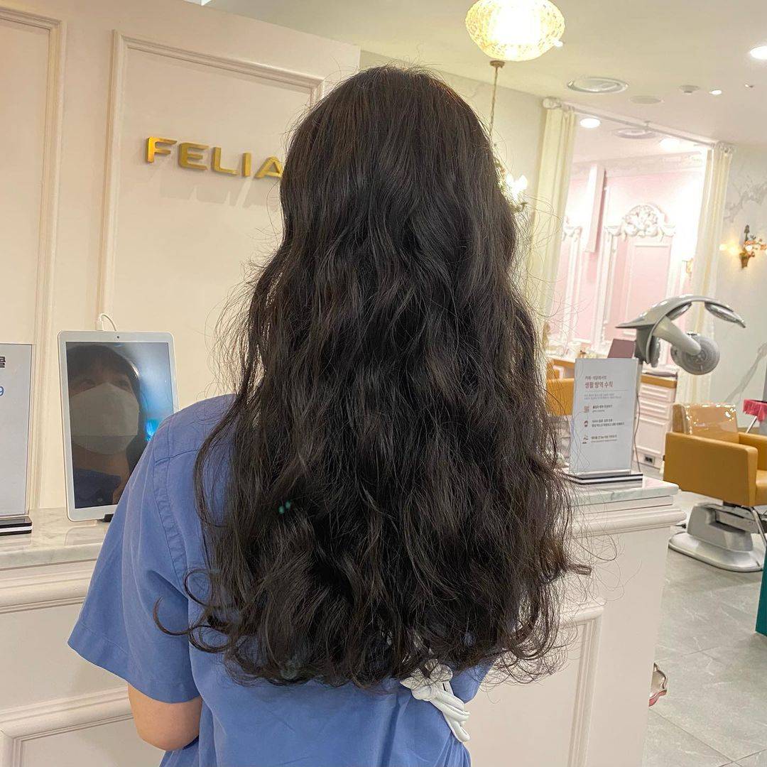 发型今年年底发型怎么剪？全头卷齐刘海狼尾发都不错，精选15款任你挑