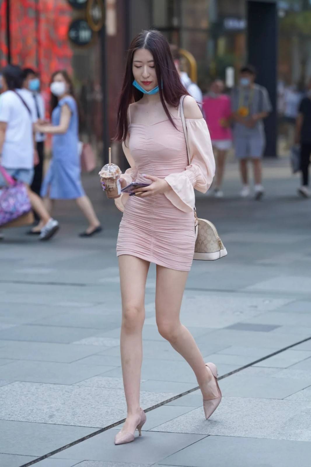 身材 与清新高雅的穿搭联手，打造时髦大方的感觉，使回头率上涨到极致