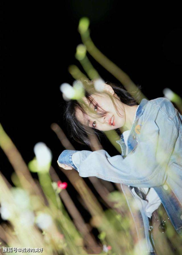 短裙 张靓颖35岁反而更精致,牛仔衣配短裙秀漫画腿,法式刘海嫩成少女