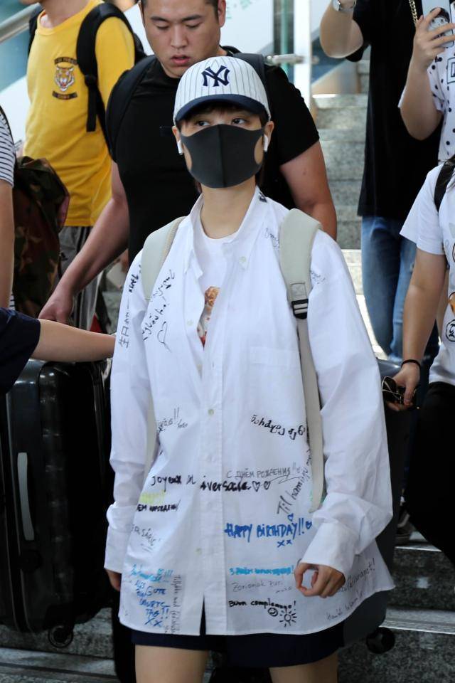 中性 李宇春玩下衣失踪,涂鸦衬衣+短裤长腿白皙,看谁还说她是假小子