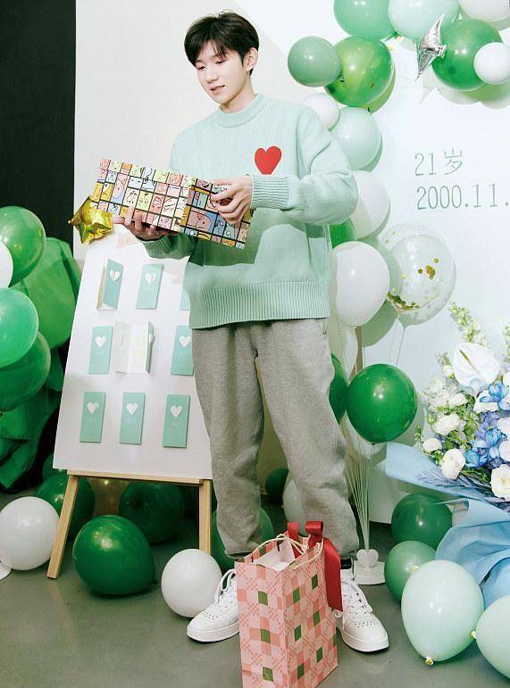 颜色 王源是真的长大了，就算穿幼稚酷炫的服装，生图也显得挺成熟