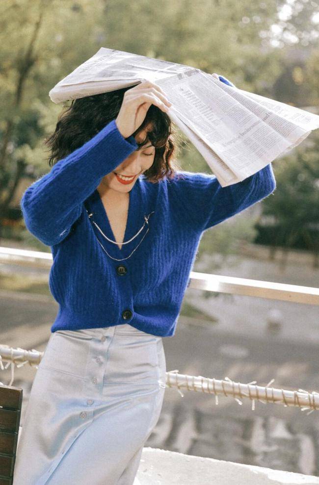 挡风 V领剪裁的毛衣开衫特别有女人味