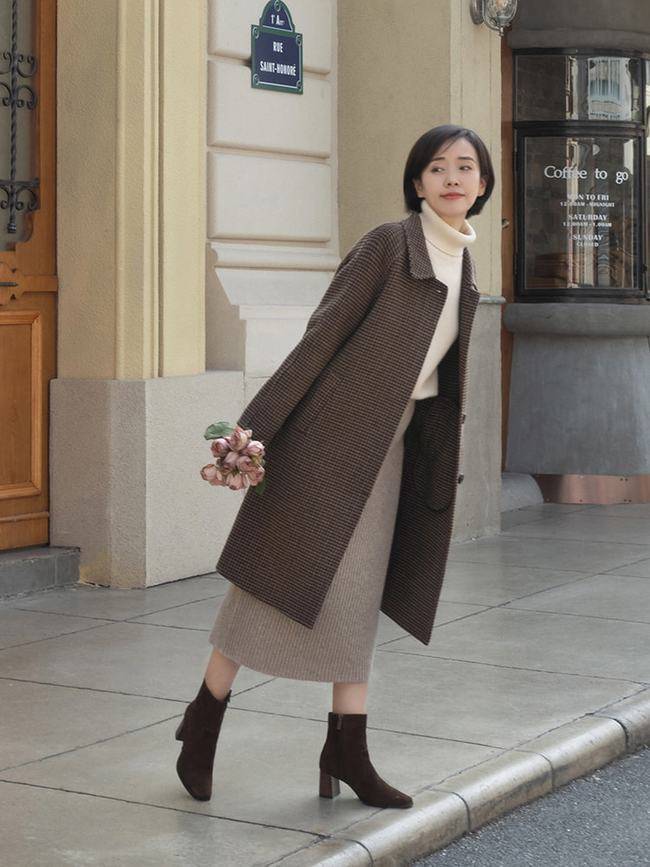 颜色 选择大衣的时候，姐妹们可以尝试一些时尚的元素