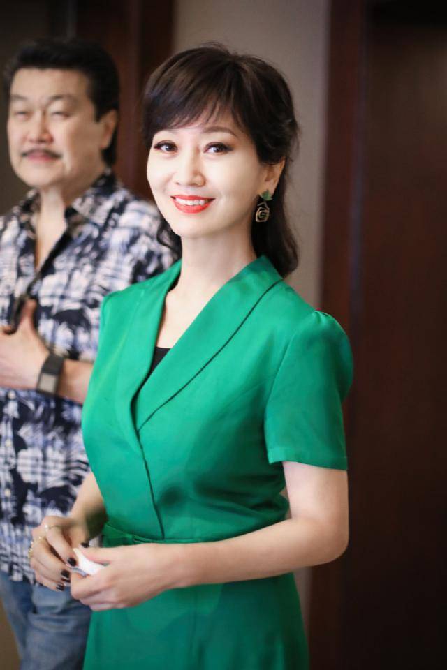 真显嫩 赵雅芝换了发型真显嫩，高扎马尾清爽活泼，甜美笑容好似明朗少女