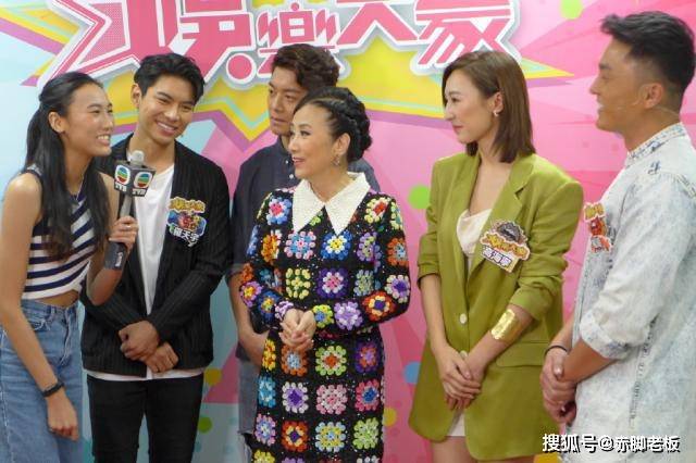 黑色 72岁汪明荃豁出去了，穿黑丝袜踩恨天高，一把年纪还这么性感时髦