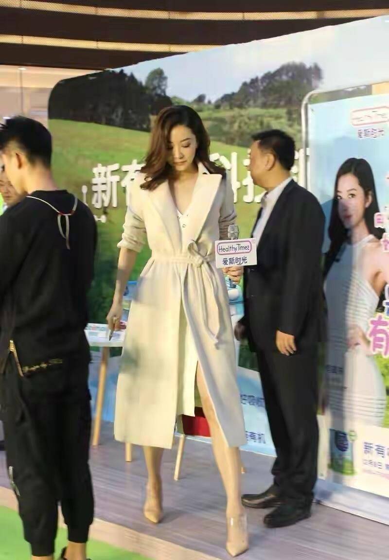 好身材 熊黛林不愧是名模，穿大衣也遮不住好身材，翘二郎腿尽显绰约风姿