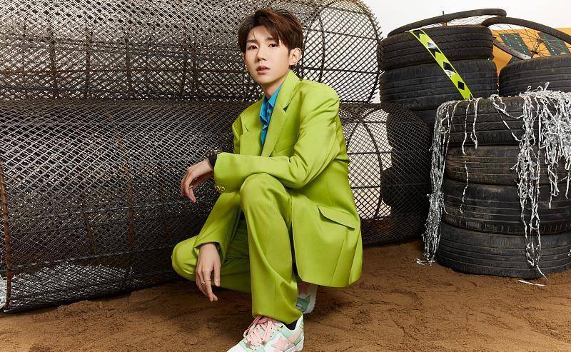 颜色 王源是真的长大了，就算穿幼稚酷炫的服装，生图也显得挺成熟