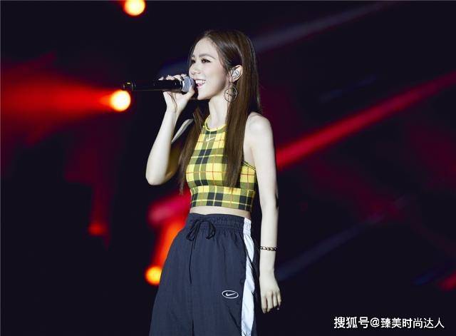 原创邓紫棋化烟熏妆现身穿格子背心小蛮腰抢镜踩驴蹄靴如履平地