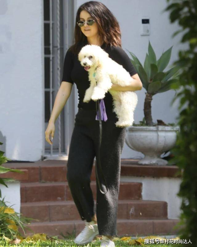 黑衣 赛琳娜黑衣造型出街，爆炸头抱萌宠状态佳，无惧微胖身材大胆秀腰