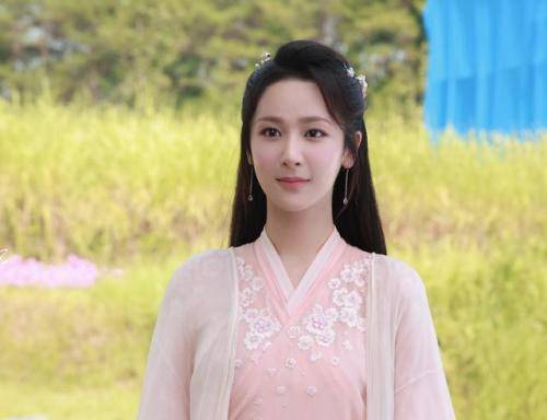 调整女明星发际线变美史：从生硬的美到自然的美，她们都做对了什么？