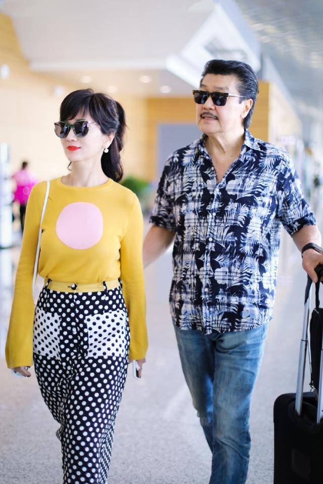 真显嫩 赵雅芝换了发型真显嫩，高扎马尾清爽活泼，甜美笑容好似明朗少女