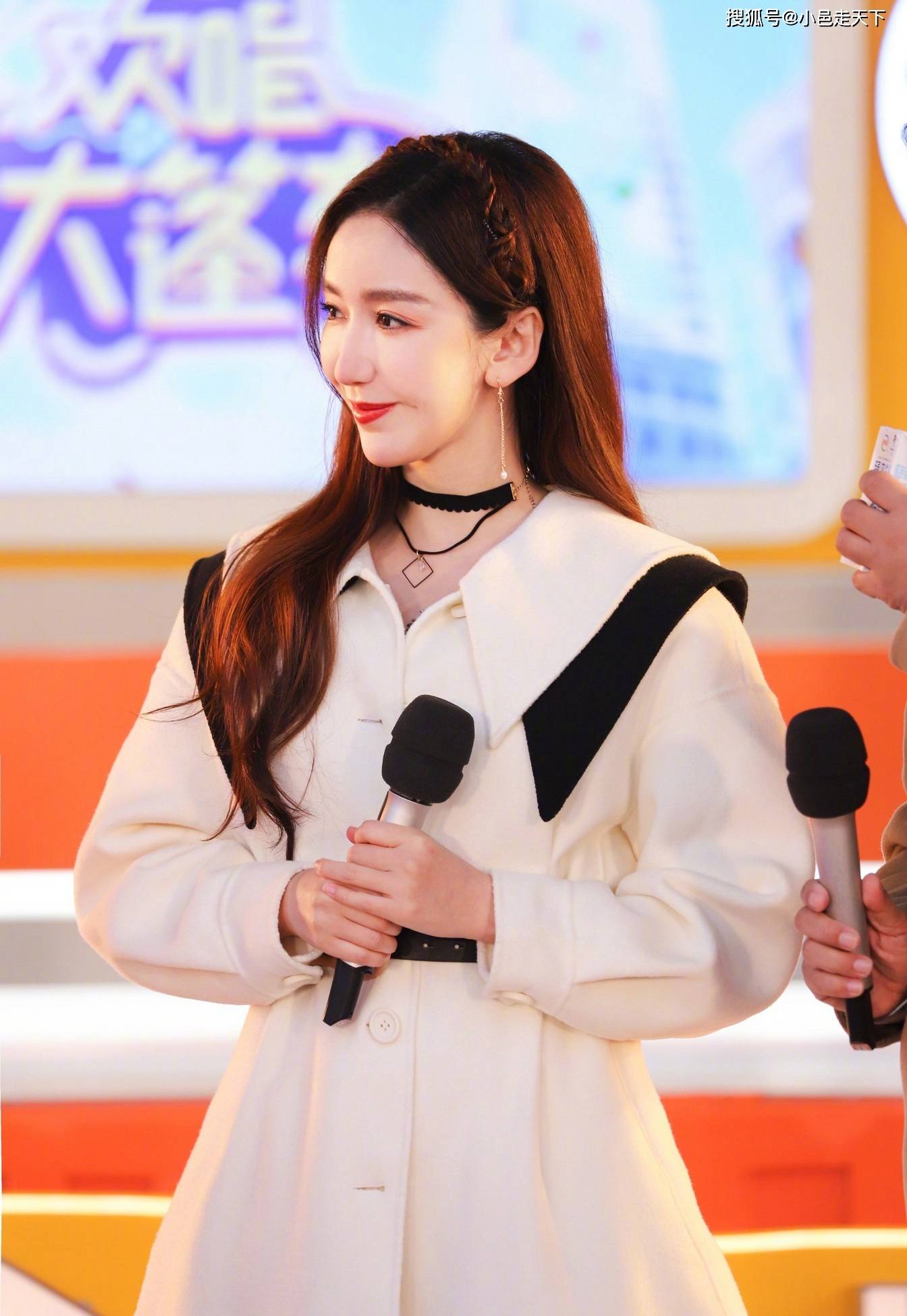 娄艺潇 娄艺潇白色毛大衣活动照合集