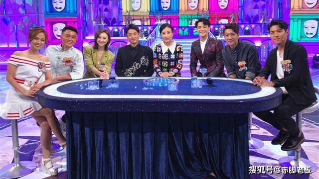 黑色 72岁汪明荃豁出去了，穿黑丝袜踩恨天高，一把年纪还这么性感时髦