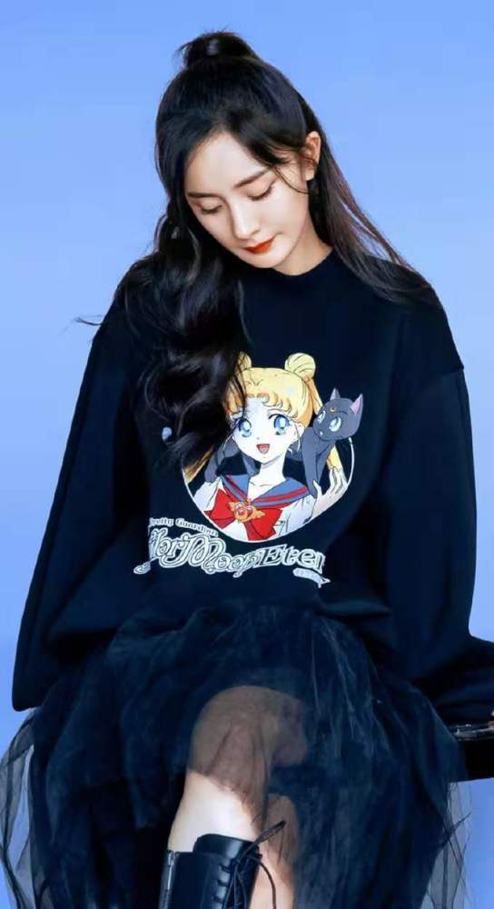 卫衣 被杨幂美到了,穿卡通卫衣配网纱裙时髦洋气,气质满分