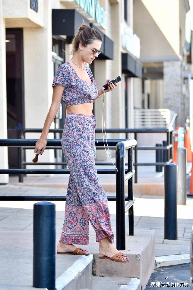 小腹 超模AA又高调了！穿波西米亚风套装现身街头，小腹平坦马甲线吸睛