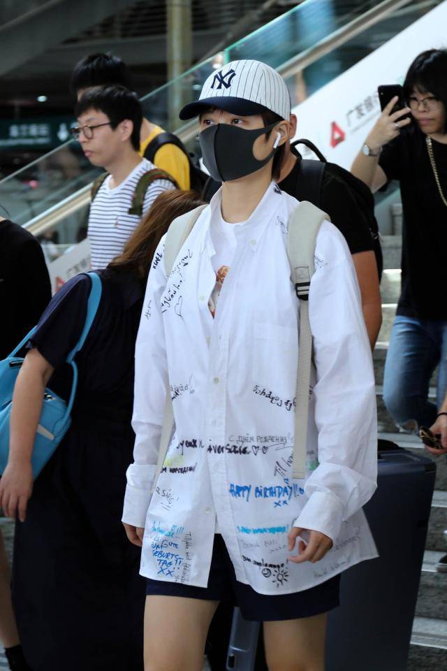 中性 李宇春玩下衣失踪,涂鸦衬衣+短裤长腿白皙,看谁还说她是假小子