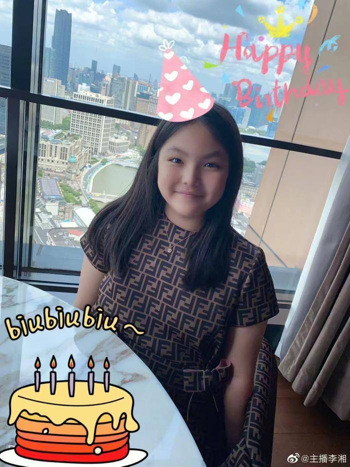 王岳伦 王岳伦和女儿久违同框，12岁王诗龄打扮时髦贵气，身高快赶上爸爸