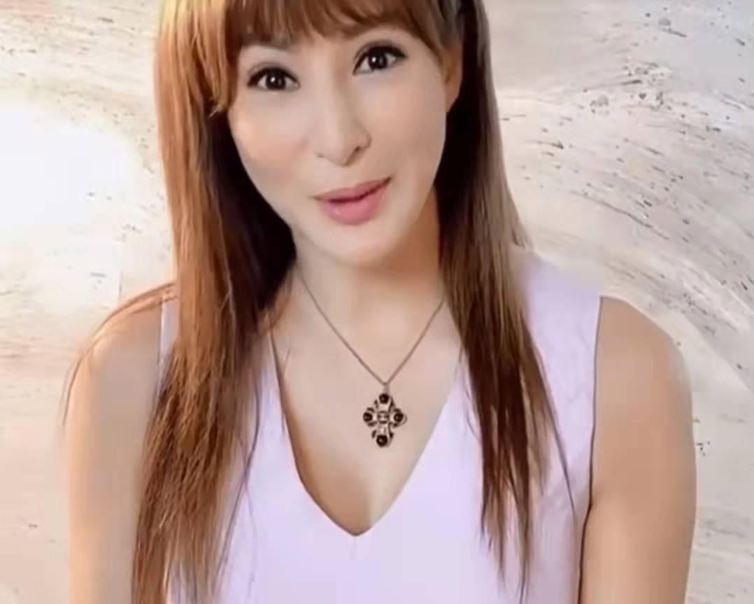 原创大秀好身材!56岁美魔女罗霖晒比基尼美照,皮肤白滑犹如少女一般