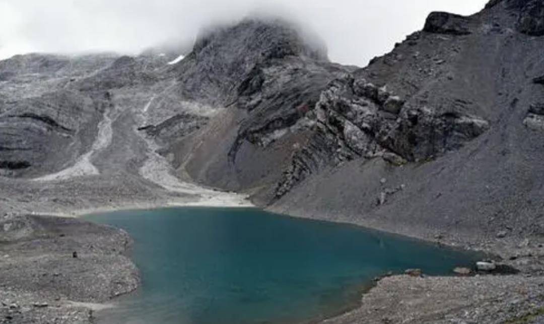 珠峰早被登顶，为何玉龙雪山比其低3000多米，却至今无人登顶？