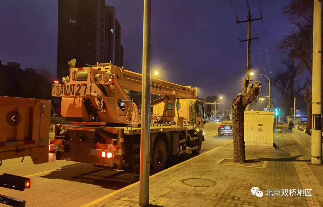 夜间吊车施工现场图片图片