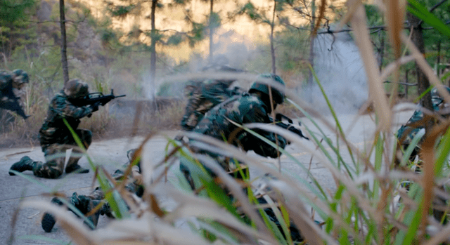 作为火箭军题材的剧,自然少不了导弹,比如东风df-185g(该型号应该是