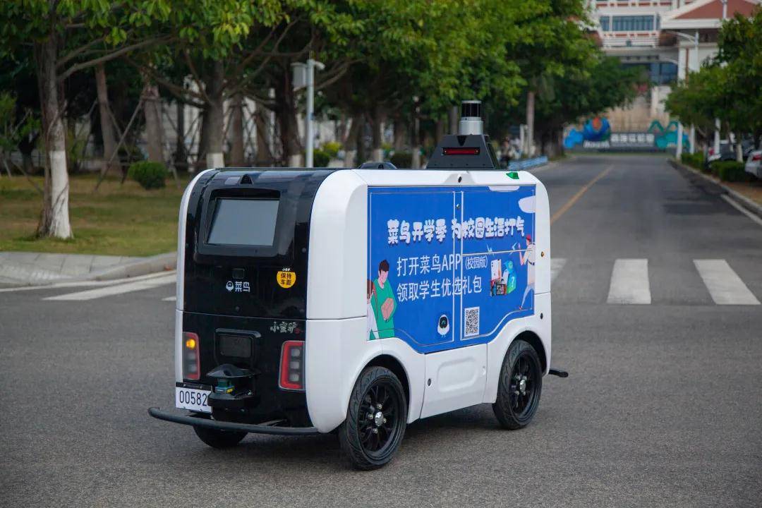 智能物流机器人小蛮驴喊你取件啦