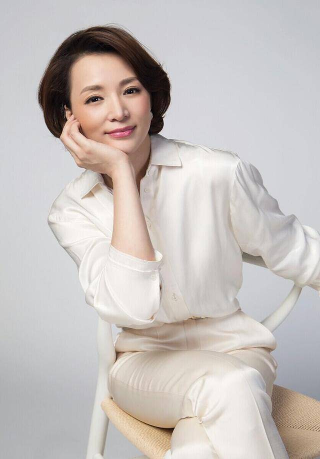 元素 见过世面的女人，穿衣搭配更追求“气质”，不信你瞧董卿