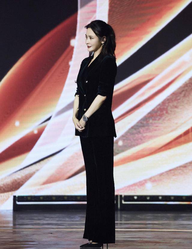 于明加 于明加气质真绝了，一袭黑色连衣裙高级精致，干练利落又不失风情