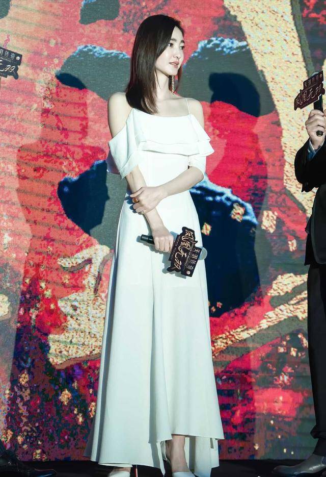高跟鞋 王丽坤不愧是素颜女神，简单的衬衫配半身裙也能穿出高级感，真美