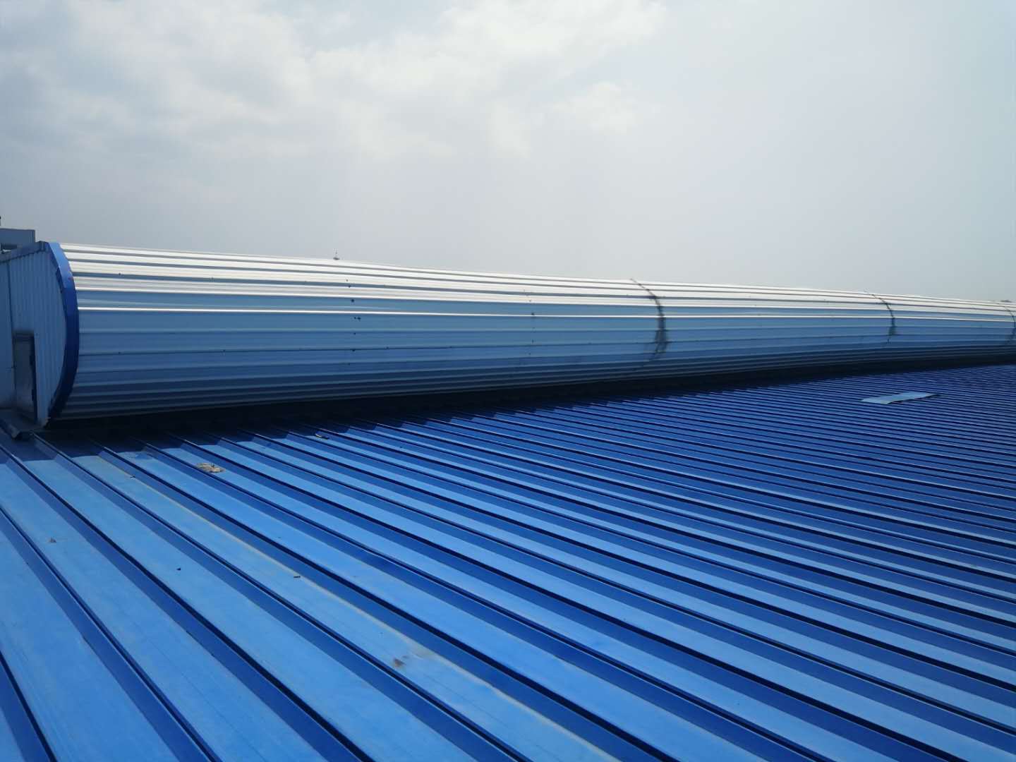 圆拱形电动采光排烟天窗在工业厂房屋顶的应用_窗扇